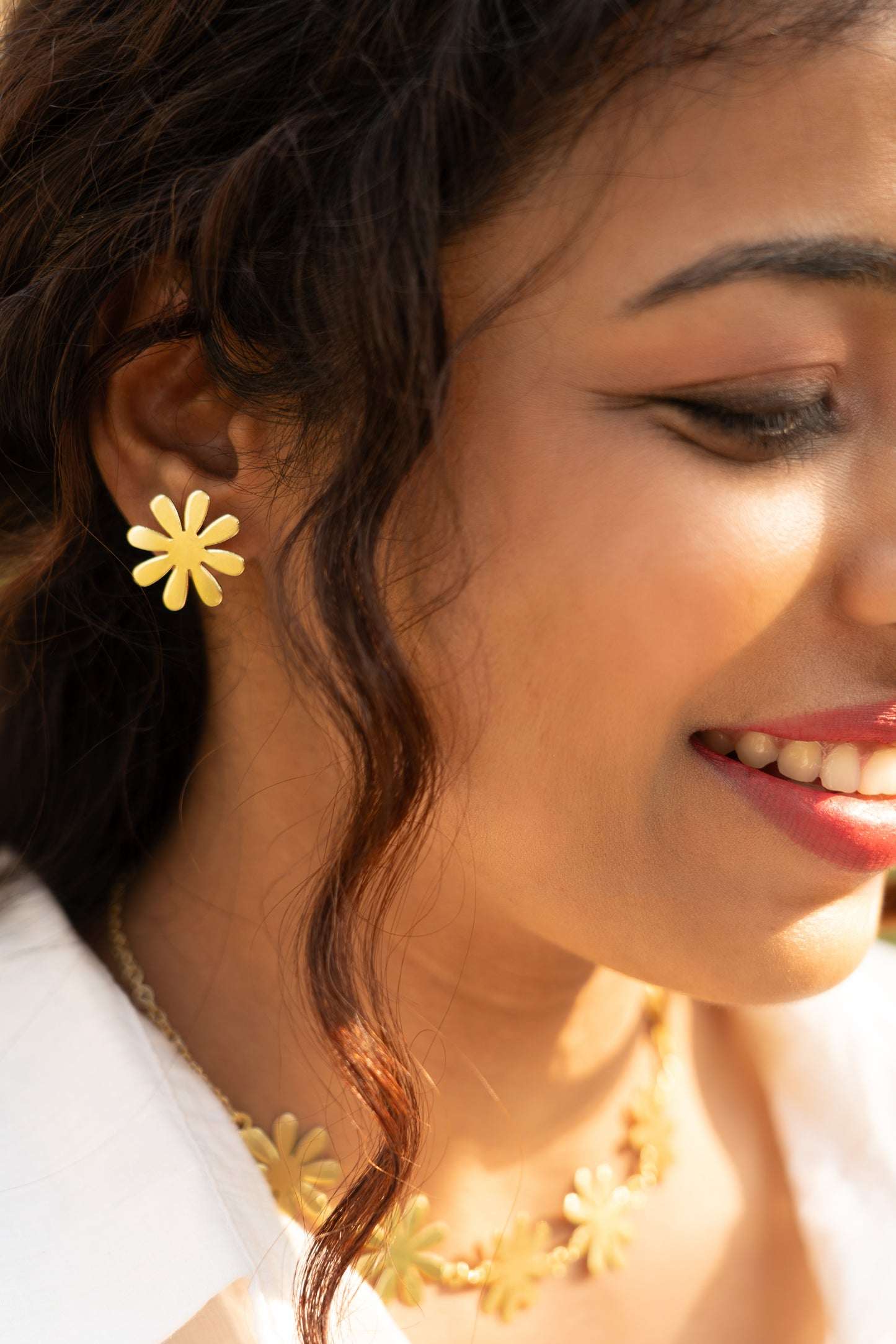 Golden Daisy Necklace and Earrings Set