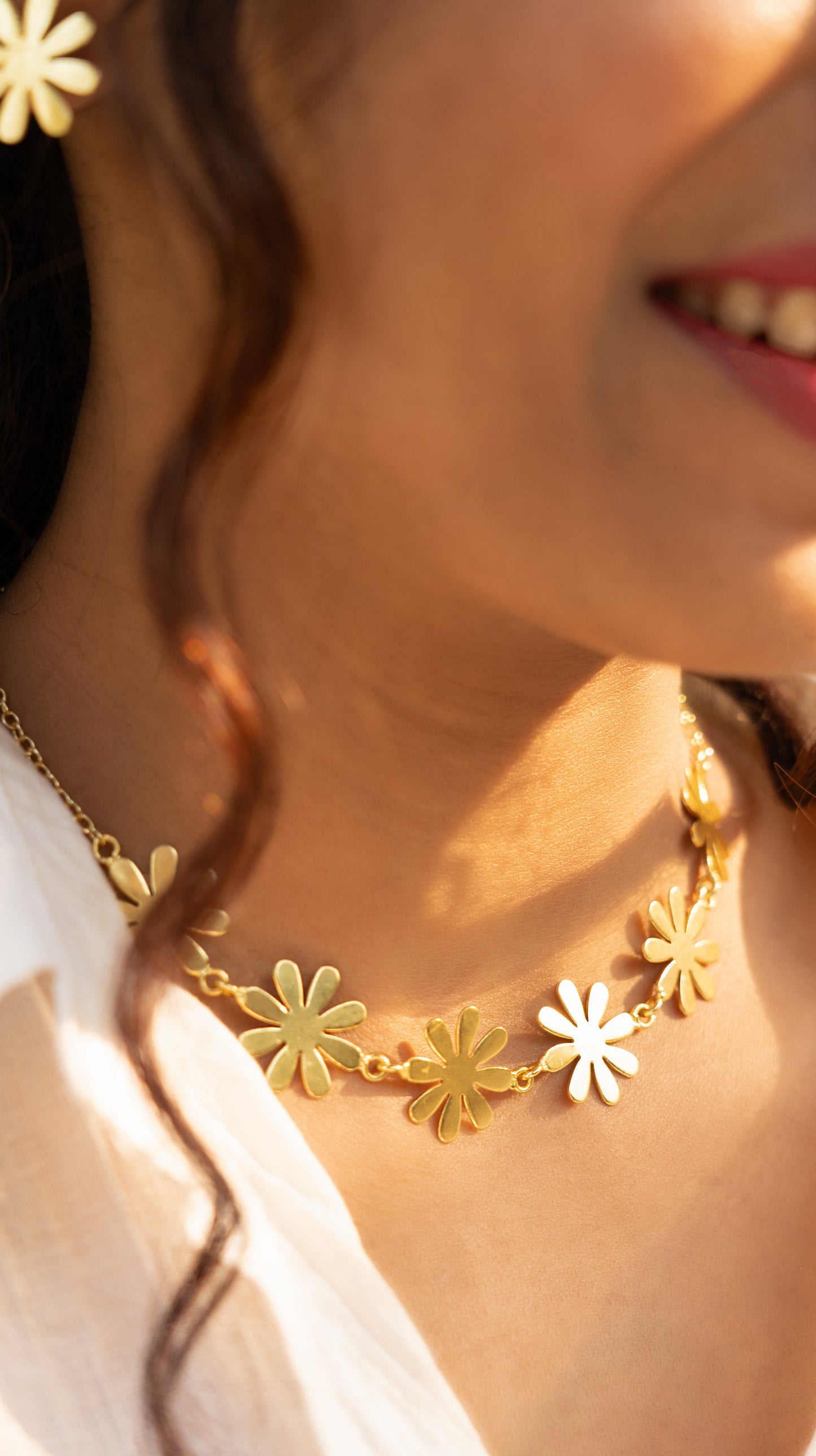 Golden Daisy Necklace and Earrings Set